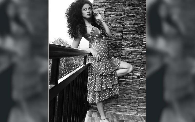 HOTNESS OVERLOADED: Kavita Kaushik Is Trying To Fly In Her Recent Post, Checkout The Post
