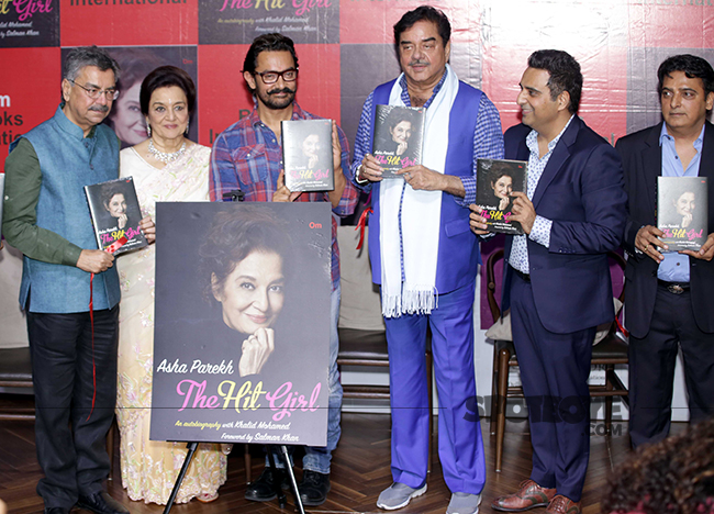 khalid mohamed asha parekh aamir khan shatughan sinha at the book launch of the hot girl