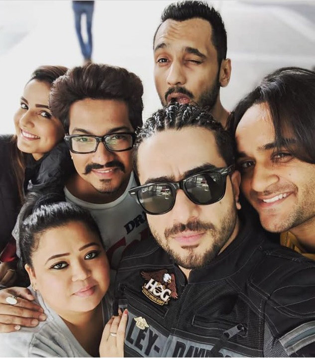 khatron ke khiladi contestants pose for a selfie