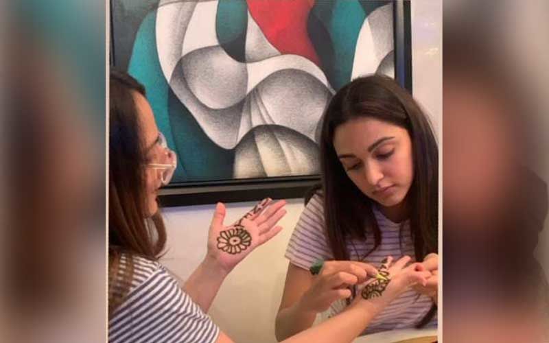 Karwa Chauth 2020: Sidharth Malhotra's Rumoured Girlfriend Kiara Advani Applies Mehendi On Her Mother's Hands