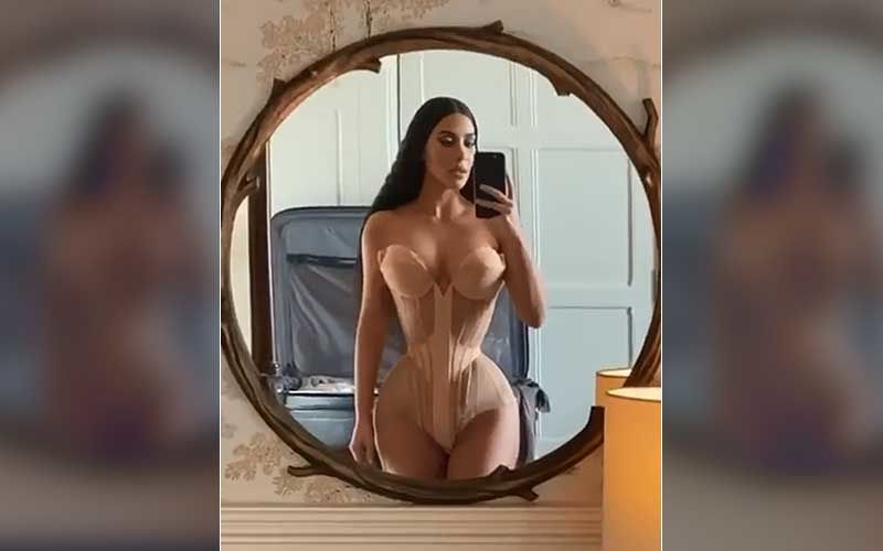 desesperación Migración Comercio Damn Gurl! Kim Kardashian Flaunts Her Hourglass Figure In A Sexy Corset;  Don't Miss The