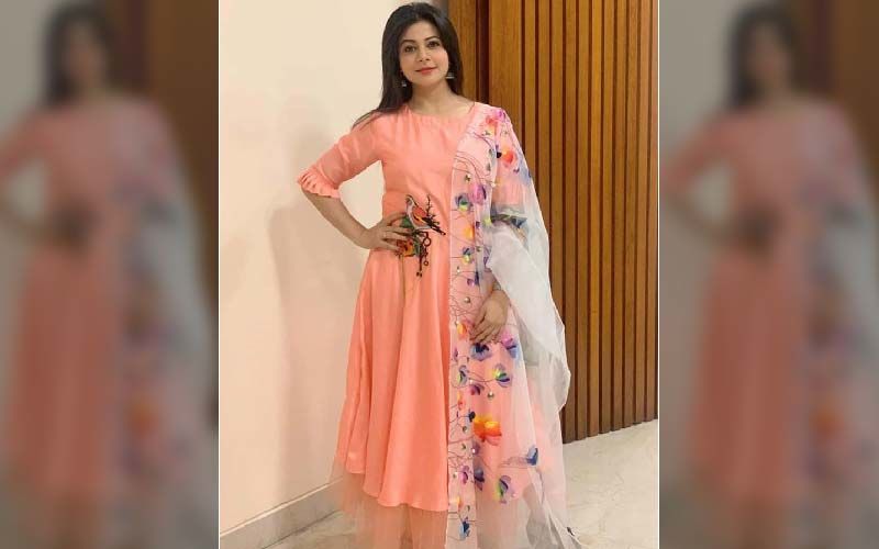 Mother To Be Koel Mallick Looks Radiant In This Hand Painted Dress, Shares Pic On Instagram