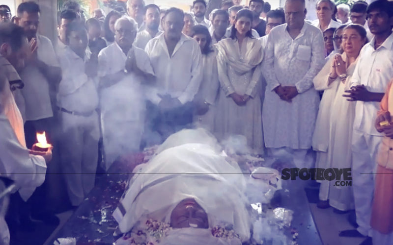 Krishna Raj Kapoor Full Funeral Video: Bollywood Stars Bid 'Farewell'