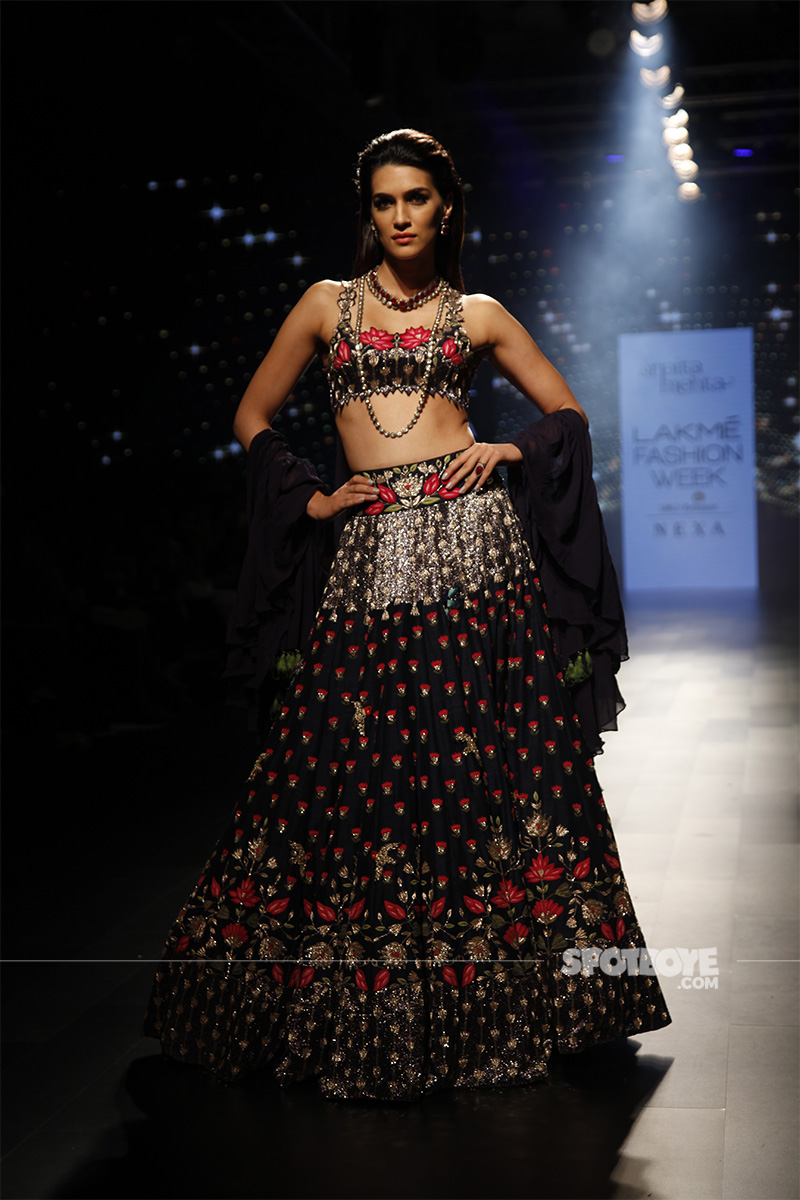 kriti sanon at lakme fashion week