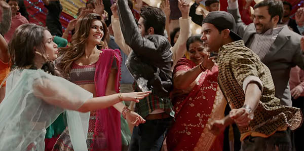 kriti sanon, ayushmann khurrana, rajkummar rao and kriti on screen family in bareilly ki barfi