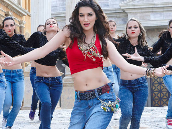 kriti sanon in a still from the movie dilwale