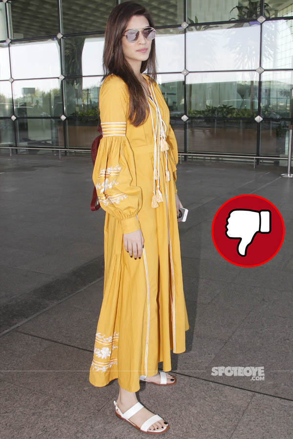 kriti sanon snapped at the mumbai airport enroute the ipl finale