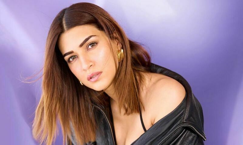 OMG! Kriti Sanon Managed To Commit Two Major Shoots In A Period Of 3 Days, Reveals Source Close To The Actress