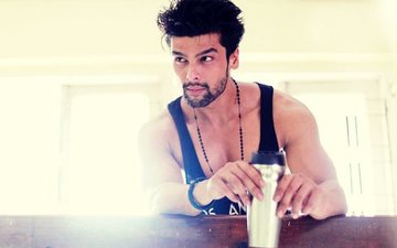 OMG! कुशाल टंडन की दीवानी एक फैन ने काटी अपनी कलाई