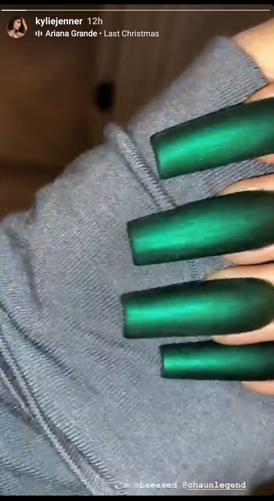 Kylie Jenner Flaunts Her Perfect Manicure With Flawless Velvet Chrome Nails  Dipped In Christmas-Green Colour