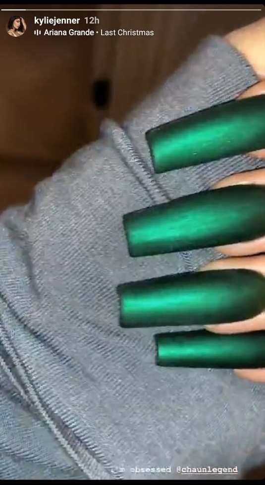 Kylie Jenner Flaunts Her Perfect Manicure With Flawless Velvet Chrome Nails Dipped In Christmas Green Colour