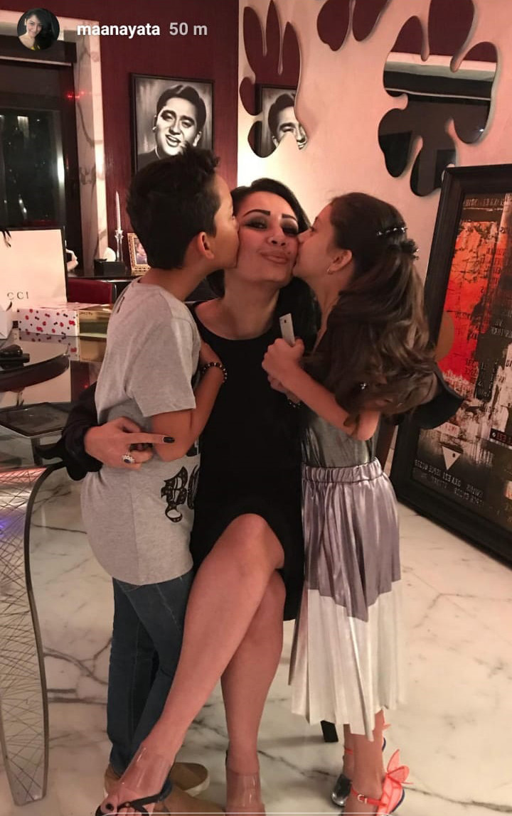 maanayata with her kids