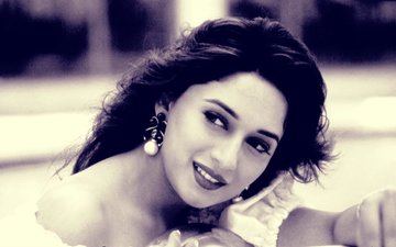 Happy Birthday Madhuri Dixit: 51 की हुई धक-धक गर्ल, जानिए इनसे जुड़ी 9 दिलचस्प बातें