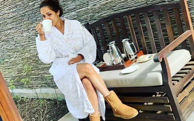 Malaika Arora Steps Out For Dinner, Sips On Some Wine With A Mystery Date – PIC Inside