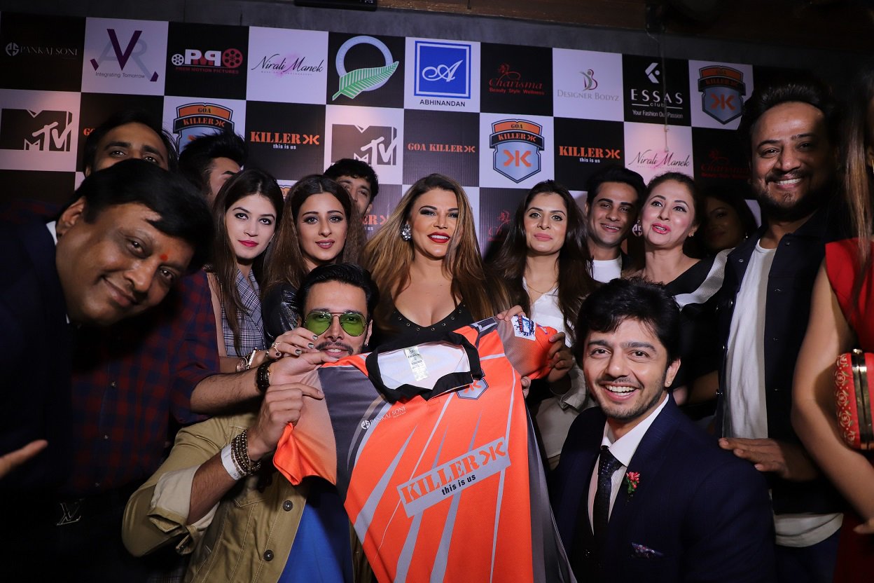 manik soni urmila matondkar rakhi sawant bandgi kalra takes a group picture