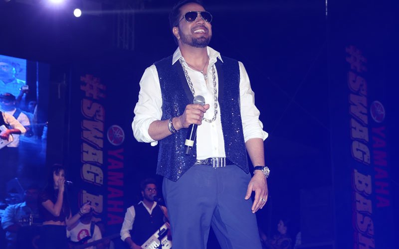 Mika Singh Revs Up The Crowd At Yamaha Swag Bash 2017