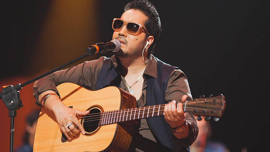 mika singh performing