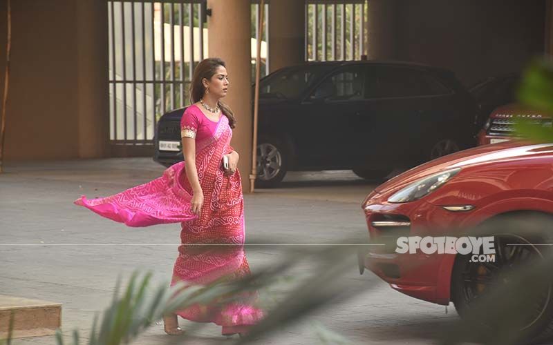 Mira Rajput Karwa Chauth 2019: Shahid Kapoor’s Wife Looks Pretty in Pink Leheriya Saree As She Gets Snapped