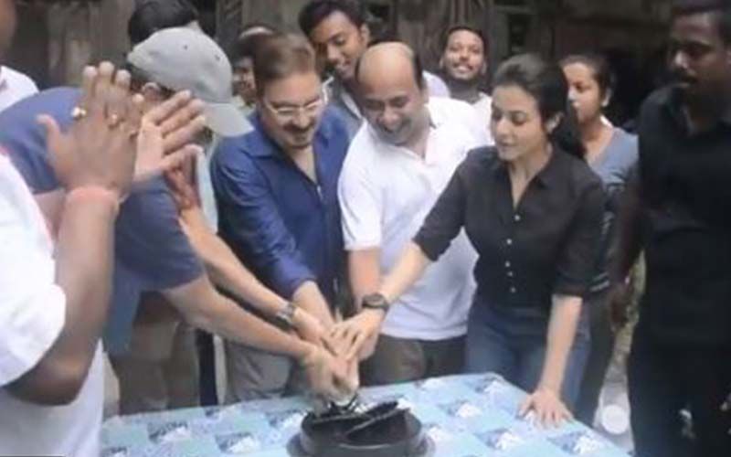 Mitin Mashi: Bollywood Actor Vinay Pathak Completes Shoot, Team Celebrates On The Set