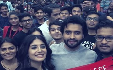 मुंबई के एक कॉलेज में जैकी भगनानी और कृतिका कामरा ने जमकर प्रमोट की अपनी फिल्म 'मित्रों'