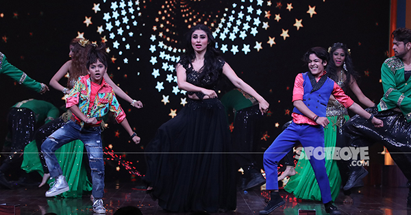 mouni roy ditya and yogesh dancing on super nights with tubelight