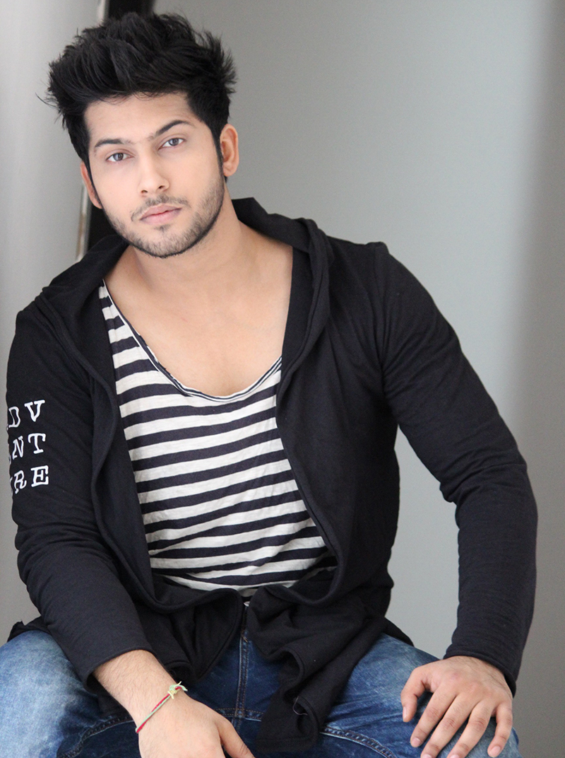 namish taneja s fan gifts him a lipstick at the airport
