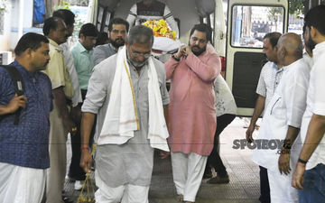 Nana Patekar Bids A Tearful Goodbye To His Mother At The Funeral