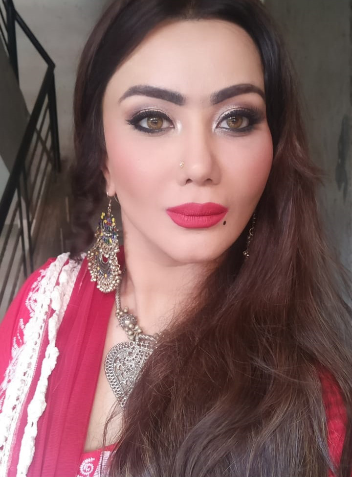 nausheen ali sardaar poses for a selfie