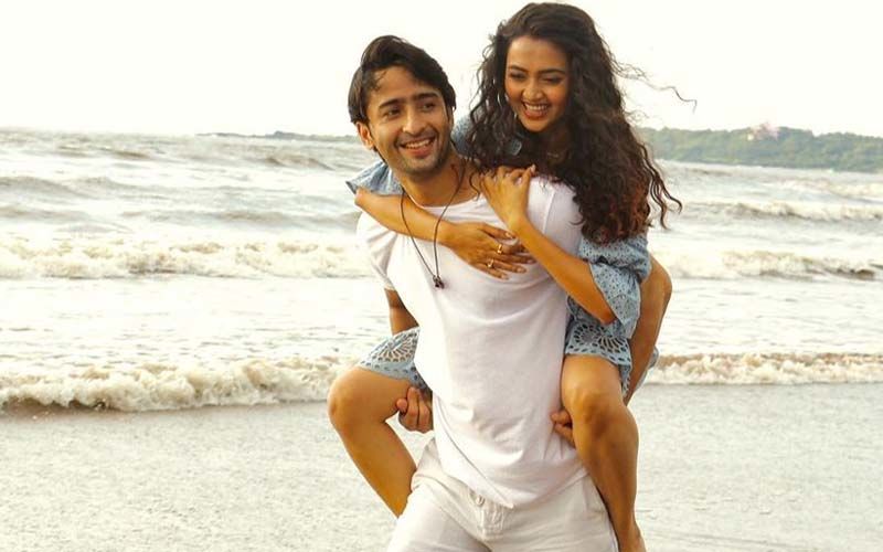 Tejasswi Prakash Wraps Her Legs Around Shaheer Sheikh On The Beach Making For A Smoking Hot Image; Fans Trend #TeejHeer On Twitter