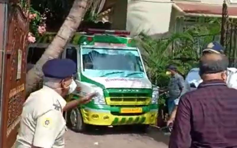 Sushant Singh Rajput Commits Suicide: Ambulance Arrives At Actor's Bandra Residence; Mortal Remains Being Taken To Cooper Hospital