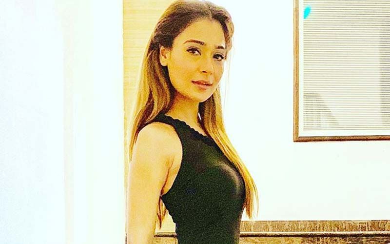 Former Bigg Boss Contestant Sara Khan Tests Positive For COVID-19, Says She's 'Following Home Remedies'