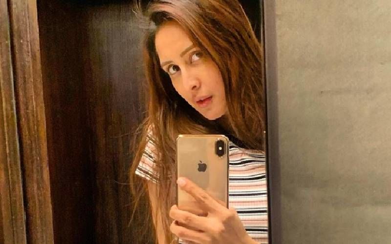 Chahatt Khanna's Bathroom Selfie Giving A Peek-A-Boo Of Her Inner Is Temperature Soaring - PIC INSIDE