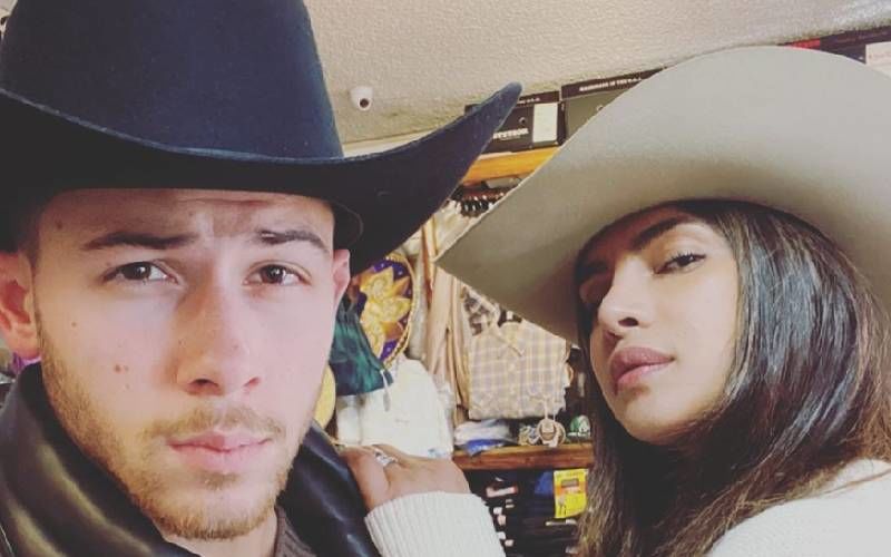 Revealed: Nick Jonas' Phone Screensaver Is The Mushiest Kissing Picture With Wifey Priyanka Chopra; How Cute Are These Two?