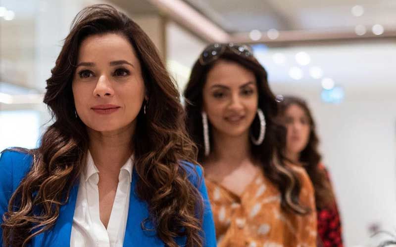 Fabulous Lives of Bollywood Wives: Neelam Kothari Opens Up About Her Scary Experience While Getting A Facelift; ‘You Can Feel The Filler Going Into Your Cheeks’