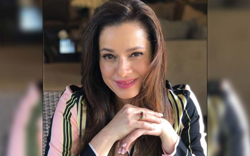Neelam Kothari Reveals Trolls Sent Her ‘Aye Buddhi’ Messages After Getting Fillers During Fabulous Lives Of Bollywood Wives