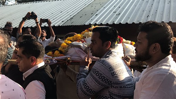 neeraj voras body being taken to the crematorium