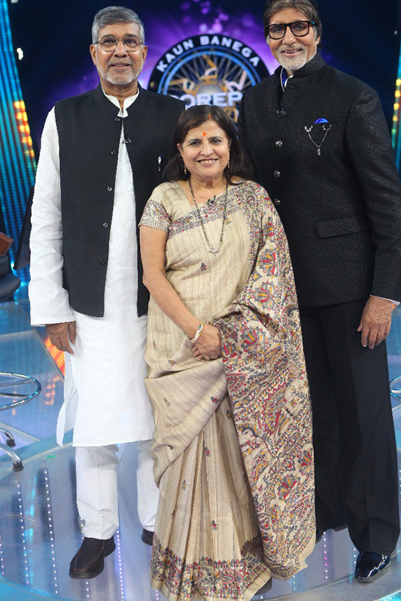nobel prize winner kailash satyarthi poses with amitabh bachchan