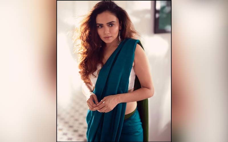 Amruta Khanvilkar Yet Again Charms Her Fans With Her Saree Extravaganza Flaunting Her Luscious Curves!