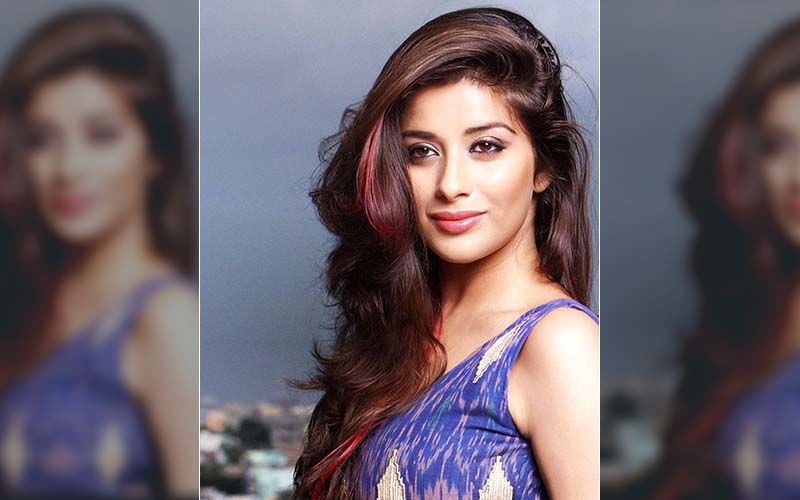 Divya Drishti Actress Nyra Banerjee Loses Her Phone While Shooting; Finds It Back Thanks To THESE Guys