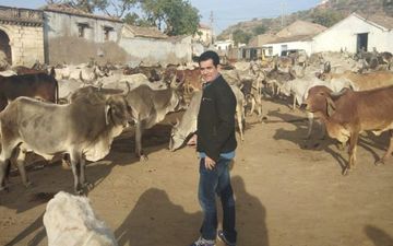 प्रधानमंत्री नरेंद्र मोदी के बचपन में बिताए गुजरात के जगहों पर पहुंचे डायरेक्टर ओमंग कुमार