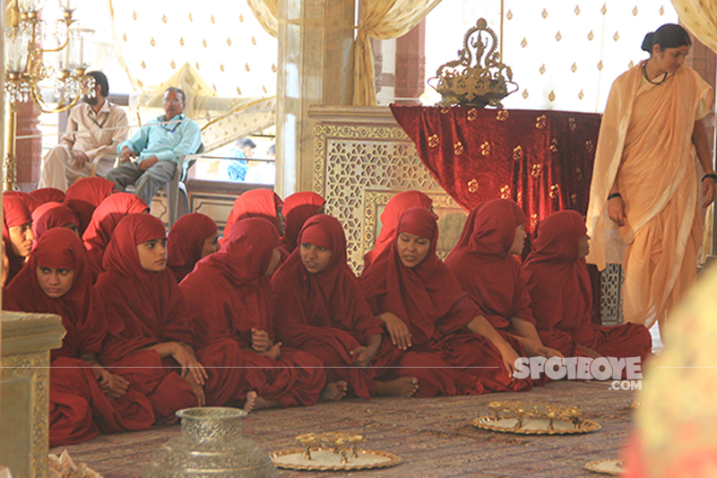 ongoing scene on th sets of manikarnika