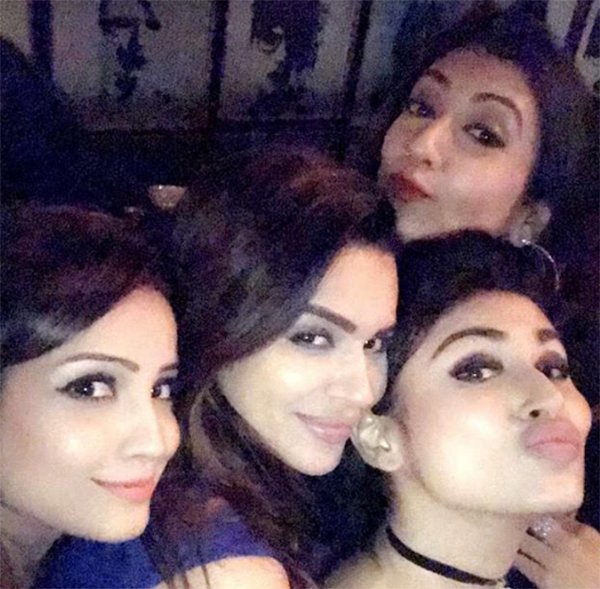 aashka goradia parties with her girl gang