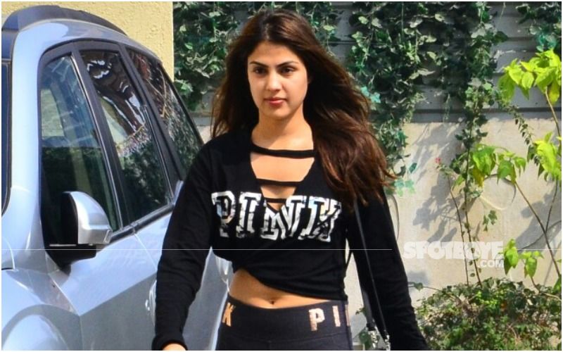 Rhea Chakraborty Says ‘Theek Ho Rahi Hu’ While Greeting Paparazzi Outside The Gym Which She Used To Go To With Sushant Singh Rajput-WATCH