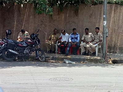 police commandos outside sonu nigams house for his security