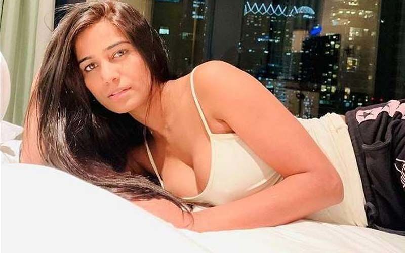 Poonam Pandey takes off her clothes!