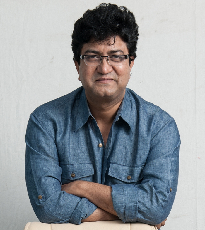 prasoon joshi replaces pahlaj nihalani as cbfc chief adman prasoon joshi replaces pahlaj nihalani as cbfc chief