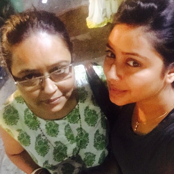 pratyusha banerjee with mom