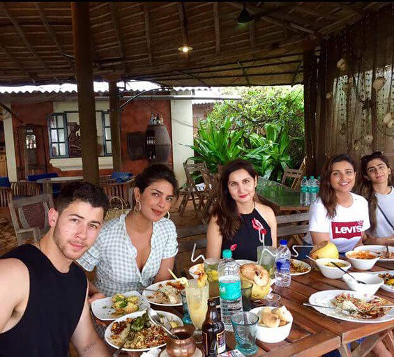 priyanka chopra and nick jonas enjoying lunch