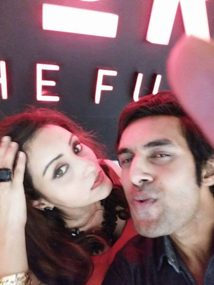 rahul raj singh with saloni sharma take a selfie