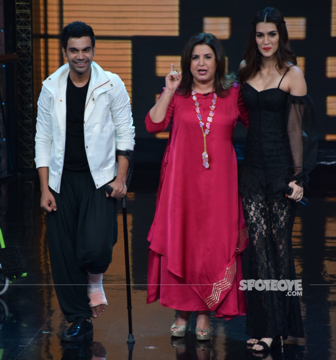 rajkummar rao along with kriti sanon and host farah khan on sip sing battle